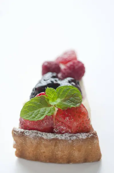 Çilekli Taze Yapımı Meyveli Kek — Stok fotoğraf