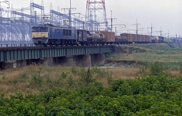 Tren demiryolunda ilerliyor.