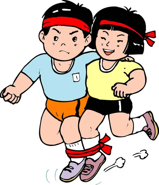 Yarışta birlikte koşan iki gülümseyen çocuk.