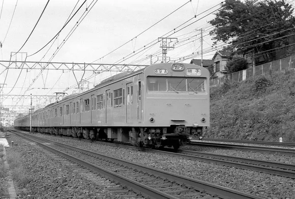 Yansımalar, Japon raylarındaki zemini kaplayan parlak tren boyunca yayılıyor..