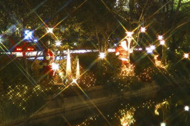 Yılbaşı ışıkları ve dekorasyonlar gece şehir caddesinde