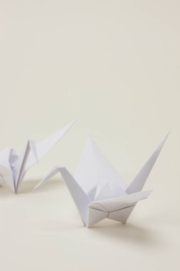 Işık arkaplan üzerinde kağıt tekne