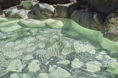 Ulusal parktaki kaplıcaları kapatın. 