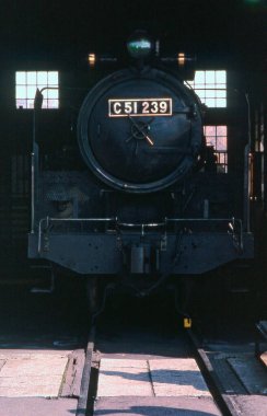 Arka planda eski buharlı lokomotif treni