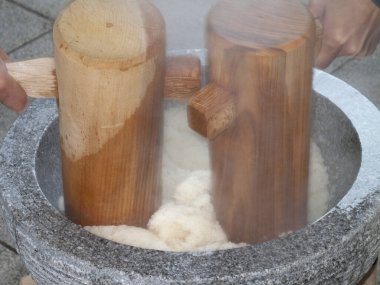 Asyalı adam geleneksel Japon pilav hamuru yapıyor.