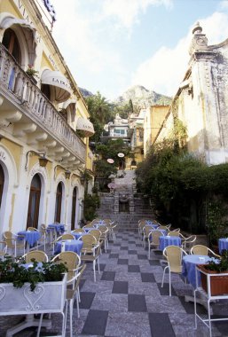 Şehir caddesindeki restoran terası manzarası.