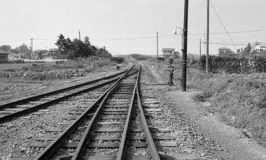 Demiryolu ile açık hava sahnesinin siyah beyaz fotoğrafı 