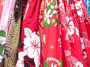 Bir mağazada satmak için renkli kıyafet koleksiyonu.