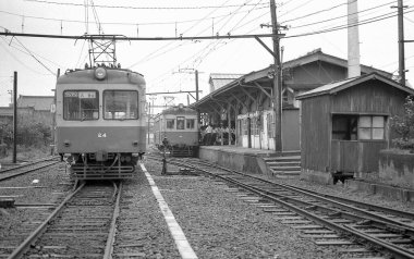 Japonya 'daki tren istasyonunun insanlarla çekilmiş siyah beyaz fotoğrafı. 