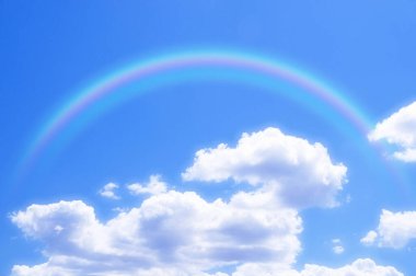 Gökyüzünde gökkuşağı ve beyaz bulutlar
