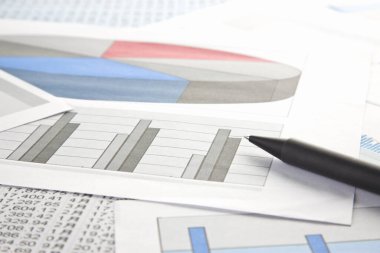 Finansal tablolar ve kalem ve iş konseptine yakın çekim     