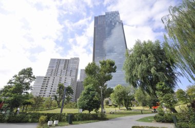 Modern şehir binaları ve sokak manzarası