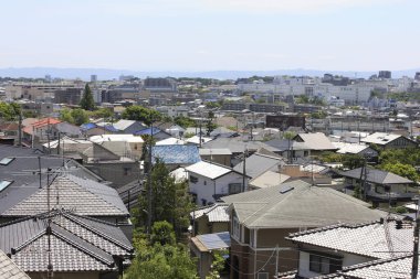 şehir arkaplanı, şehirdeki evlerin manzarası 