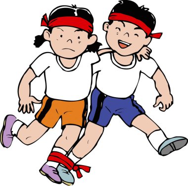 Açık havada üç bacaklı yarışa katılan iki çocuk.