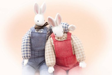 Renkli arka planda sevimli oyuncak tavşanlar, el yapımı konsept 