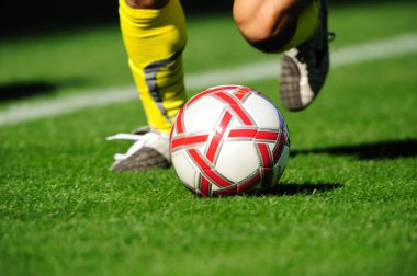 Futbolcu bacaklarını çalışırken kapat