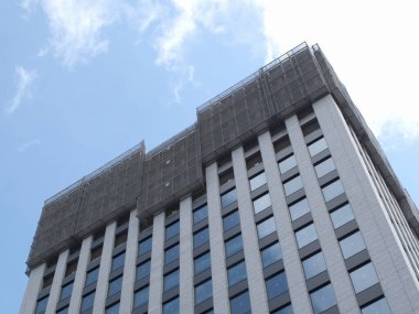 Şehirde inşaat halindeki binanın düşük açılı görüntüsü          