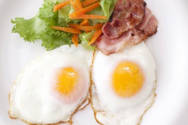 Kızarmış yumurta ve beyaz tabak.