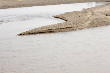 Yığınlar üzerindeki eski ahşap köprü manzarası