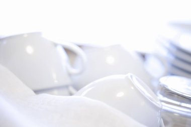 Açık arkaplandaki temiz beyaz bardakların yakın plan görüntüsü