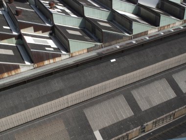 Şehrin sanayi binasının çatısı havadan görünüyor.