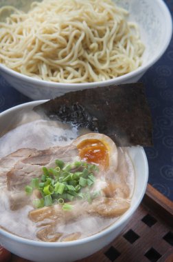 Domuz kemiği çorbası ve erişteden yapılmış Japon Ramen yemeğinin üst görüntüsü.
