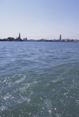 Venedik, İtalya 'da kanal ve tarihi binaları olan güzel şehir manzarası       