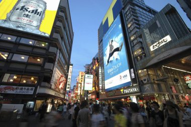 İnsanlar alışveriş alanında Japonya 'nın caddesinde yürüyor.