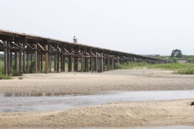 Yığınlar üzerindeki eski ahşap köprü manzarası