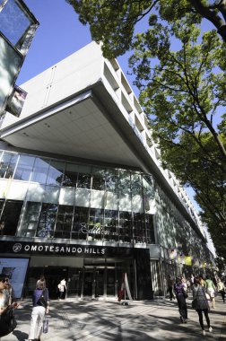 Omotesando Hills, Tokyo 'nun Omotesando bölgesinin önde gelen bir alışveriş merkezi. 