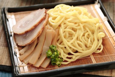 Lezzetli Asya yemeklerinin yakın çekim görüntüsü