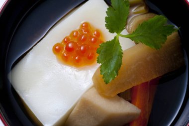 Erişteli Asya çorbasının yakın plan görüntüsü ve havyar manzarası.