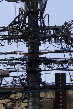 Şehrin elektrik kabloları ve mavi gökyüzü