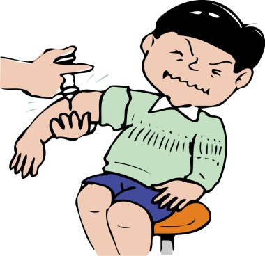 Çocuk otururken koluna iğne yaparken yüzünü buruşturuyor.