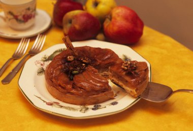 Masadaki lezzetli elmalı pastanın yakın plan fotoğrafı.