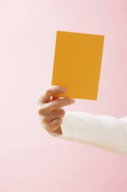 Sarı kart tutan bir kadın..