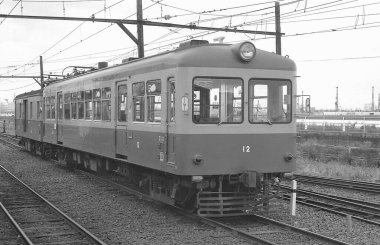 Tren istasyondaki tren raylarında ilerliyor.