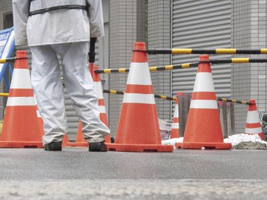 Yolda inşaat işçisi.