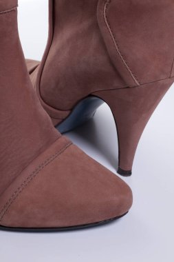 Beyaz arka planda yüksek topuklu şık bayan ayakkabılarının yakın plan görüntüsü                       