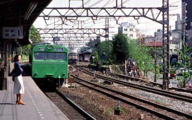 Japonya. Tren ve yolcularla dolu tren istasyonu.  