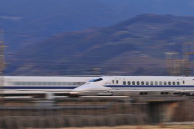 Gündüz Çağdaş Tren Japon Şehri 'nden Geçiyor 