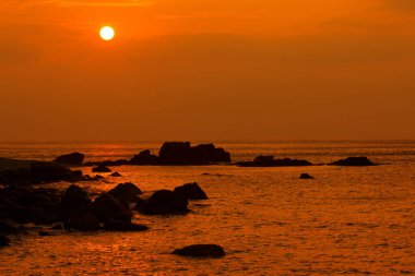 Denizin üzerinde güzel bir gün batımı