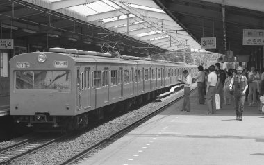 Yolcu treni olan bir istasyon platformu. siyah beyaz fotoğraf 