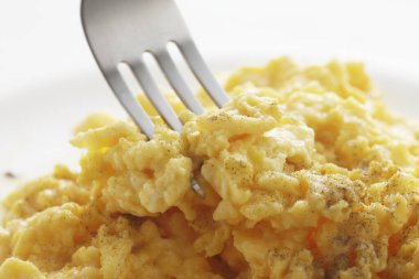 Arka planda lezzetli çırpılmış yumurta, yakın plan.