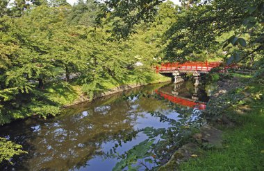 Nehrin üzerindeki köprüde. 