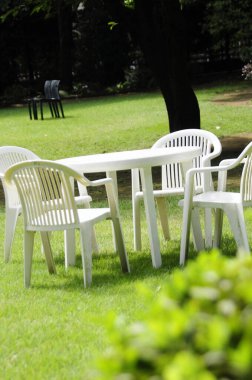 Bahçedeki beyaz tahta sandalyeler, yaklaşın.