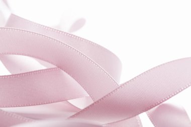  Beyaz arkaplanda pembe spiral kurdele