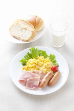 Bir tabak yemek ve bir bardak süt.