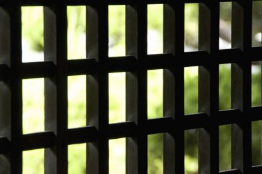 Açık şeritli bir çerçeve ile oluşturulmuş kafes penceresi