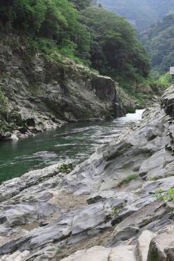 Dağlarda güzel bir şelale